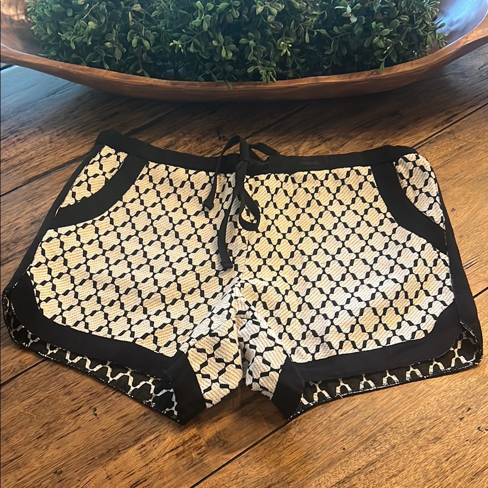 Pipelime Stylish Black and Cream Women's Shorts.  Size XS